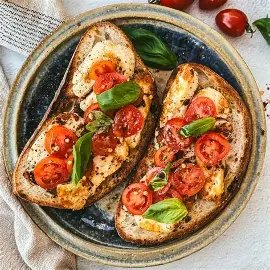 Coctel Halloumi in brown toast